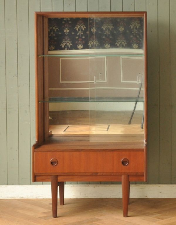 アンティークのキャビネット　アンティーク家具　シンプルなヴィンテージ家具、チーク材のディスプレイキャビネット。背板が鏡張りになっています。(x-712-f)