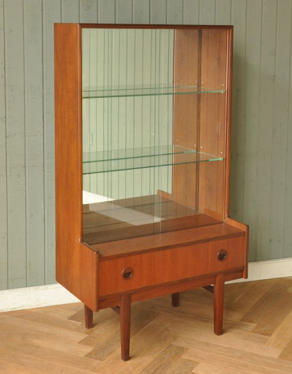 アンティークのキャビネット　アンティーク家具　シンプルなヴィンテージ家具、チーク材のディスプレイキャビネット。ガラスの棚板が付いています。(x-712-f)