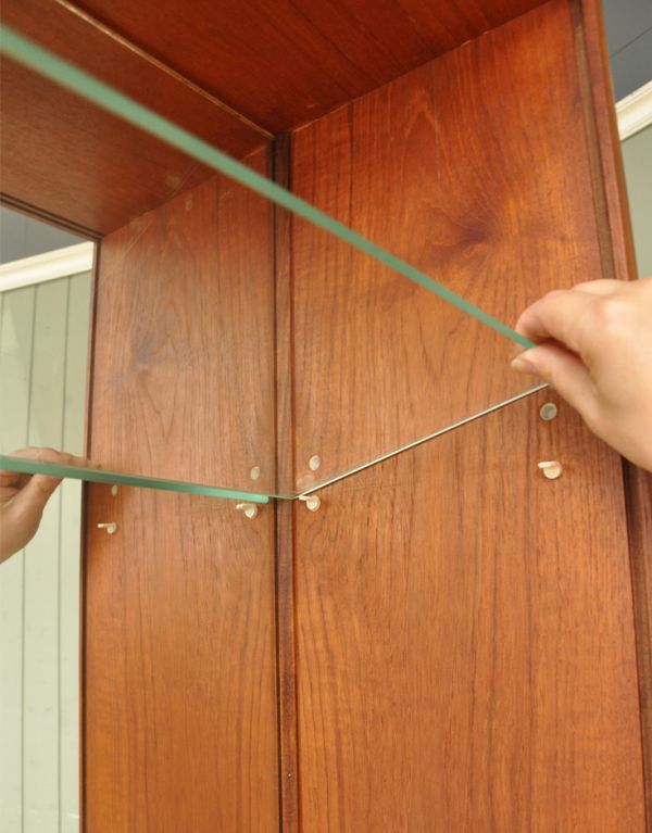 アンティークのキャビネット　アンティーク家具　シンプルなヴィンテージ家具、チーク材のディスプレイキャビネット。棚板は可動です。(x-712-f)