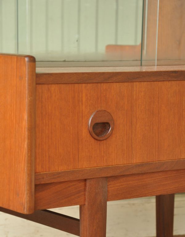 アンティークのキャビネット　アンティーク家具　シンプルなヴィンテージ家具、チーク材のディスプレイキャビネット。引き出しの取っ手です。(x-712-f)