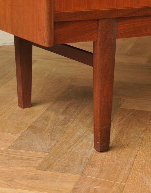 アンティークのキャビネット　アンティーク家具　シンプルなヴィンテージ家具、チーク材のディスプレイキャビネット。安定感のある脚がしっかり支えます。(x-712-f)