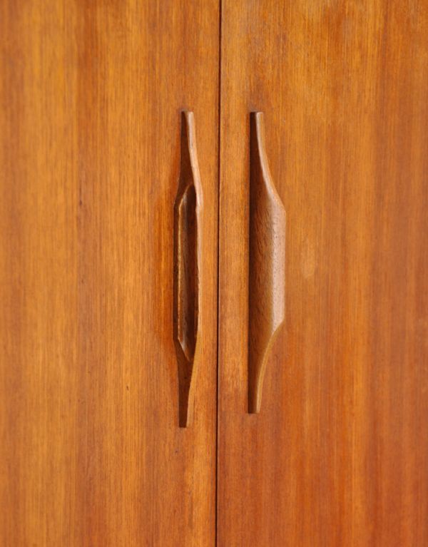 アンティークのキャビネット　アンティーク家具　本棚や飾り棚に使えるヴィンテージ家具、チーク材のディバイダー。開閉しやすい形の取っ手です。(x-713-f)