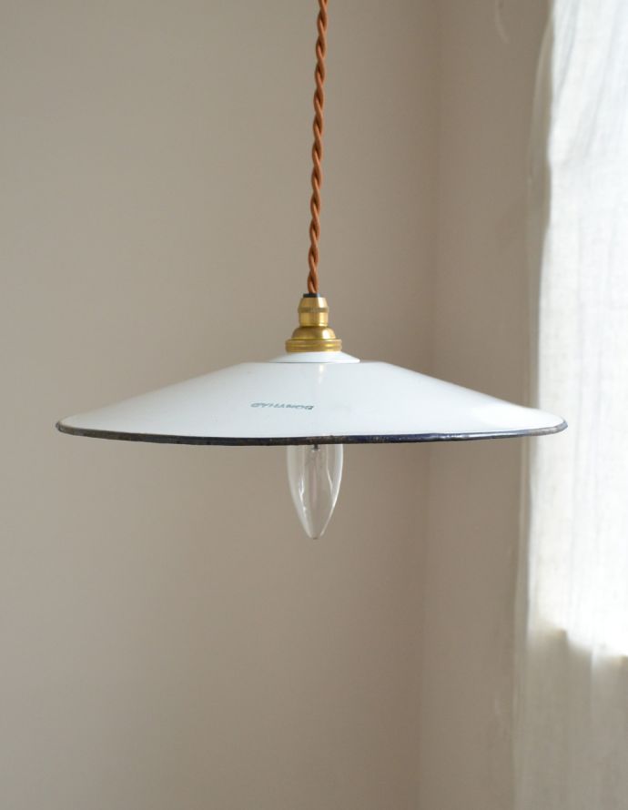 ペンダントライト　照明・ライティング　インダストリアなヴィンテージ照明、エナメルペンダントライト（ホワイト）。電気がついていないときは、シェードのシルエットがお部屋をオシャレに魅せてくれます。(x-713-z)