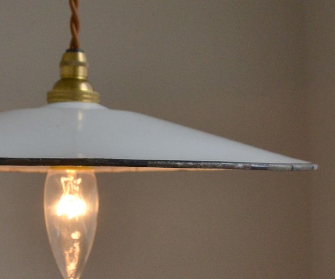 ペンダントライト　照明・ライティング　インダストリアなヴィンテージ照明、エナメルペンダントライト（ホワイト）。どこかレトロな雰囲気を感じさせるホウロウ製のペンダントシェード。(x-713-z)