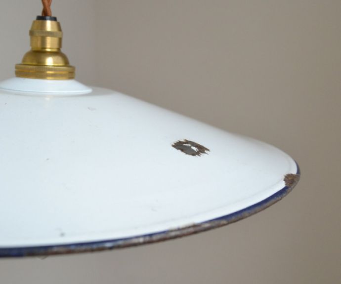 ペンダントライト　照明・ライティング　インダストリアなヴィンテージ照明、エナメルペンダントライト（ホワイト）。シェードは、アンティークのため、色むらがあったり、キズ、汚れが入っている場合もあります。(x-713-z)