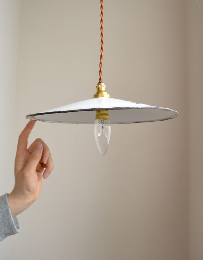 ペンダントライト　照明・ライティング　インダストリアなヴィンテージ照明、エナメルペンダントライト（ホワイト）。アンティーク独特の持つ温かい雰囲気を楽しんでください。(x-713-z)