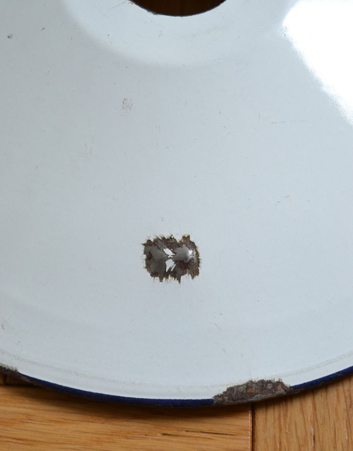 ペンダントライト　照明・ライティング　インダストリアなヴィンテージ照明、エナメルペンダントライト（ホワイト）。アンティークは新品ではないので、経年変化によるキズはありますが、専門の職人によって目立たないようにキレイにお直しをしています。(x-713-z)