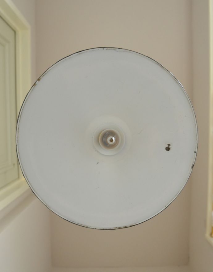 ペンダントライト　照明・ライティング　インダストリアなヴィンテージ照明、エナメルペンダントライト（ホワイト）。内側はホワイトカラーです。(x-713-z)