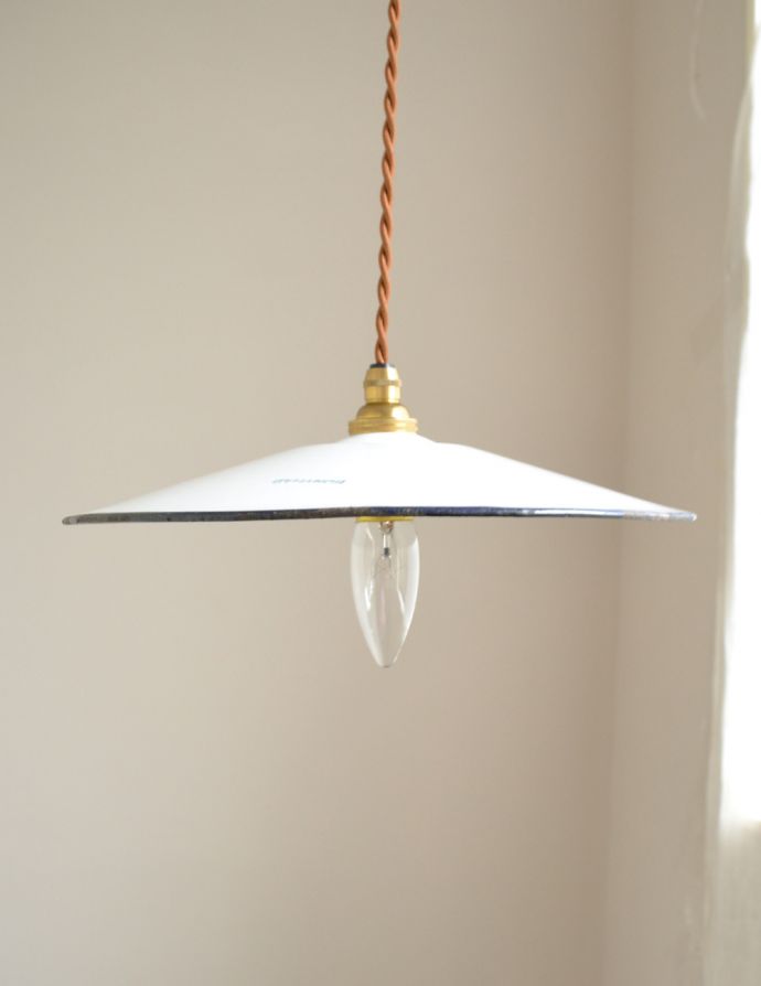 ペンダントライト　照明・ライティング　インダストリアなヴィンテージ照明、エナメルペンダントライト（ホワイト）。【 シェードのサイズ 】直径28×高さ3.5cmコードは50、80cm以外にも、ご希望の長さで加工してお届けします。(x-713-z)