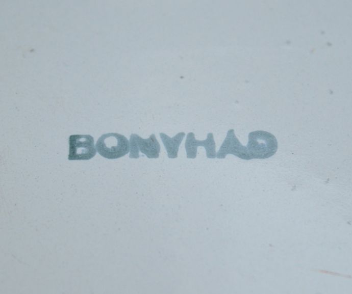 ペンダントライト　照明・ライティング　インダストリアなヴィンテージ照明、エナメルペンダントライト（ホワイト）。メーカーのロゴでしょうか？シェードの一部にフォントがスタンプされています。(x-713-z)