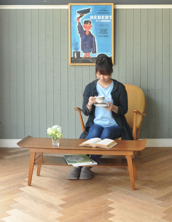 アンティークのテーブル　アンティーク家具　ヴィンテージの北欧家具、天板がスタイリッシュなコーヒーテーブル。天板が広いので、ゆったりとお使い頂けます。(x-717-f)