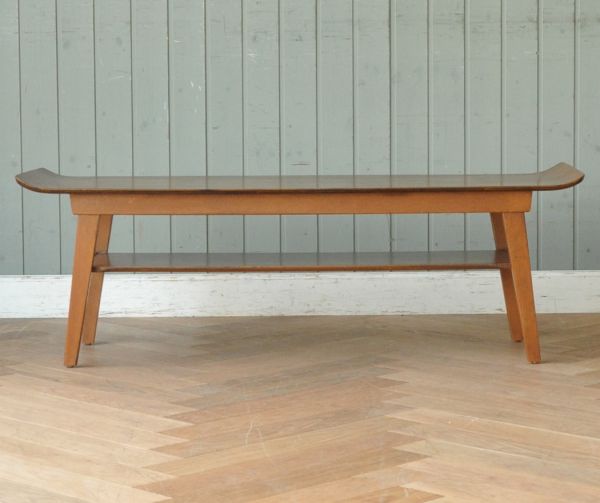 アンティークのテーブル　アンティーク家具　ヴィンテージの北欧家具、天板がスタイリッシュなコーヒーテーブル。パソコンを置いて、コーヒー片手にインターネットで調べ物なんて使い方も素敵ですね。(x-717-f)