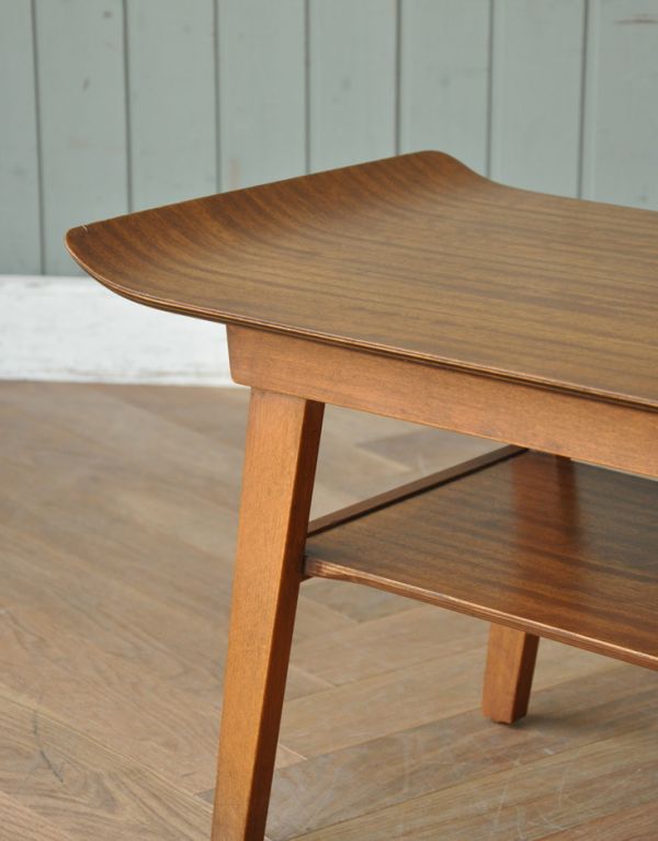 アンティークのテーブル　アンティーク家具　ヴィンテージの北欧家具、天板がスタイリッシュなコーヒーテーブル。天板のデザインがとってもスタイリッシュ！お洒落です。(x-717-f)