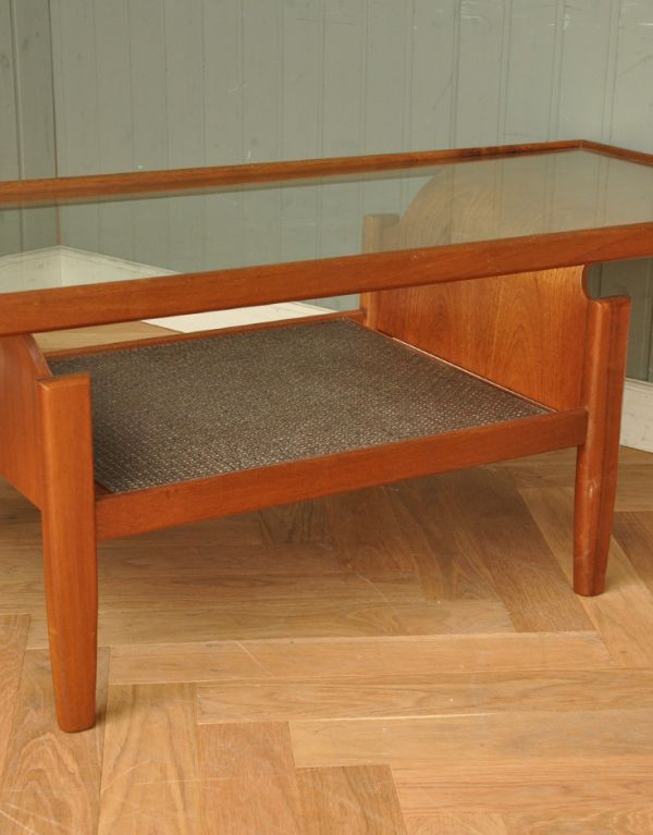 ロイドテーブル アンティーク家具 デンマークデザイナーのヴィンテージ家具、G-PLANのセンターテーブル。物置きがあるので、新聞や文庫本などが置けてとっても便利。(x-718-f-1)