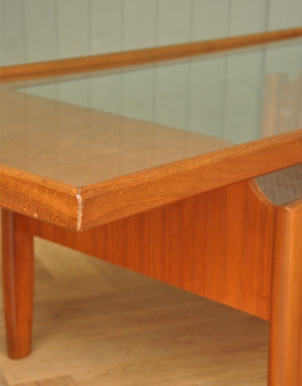 ロイドテーブル アンティーク家具 デンマークデザイナーのヴィンテージ家具、G-PLANのセンターテーブル。アンティークの味わいたっぷり。(x-718-f-1)