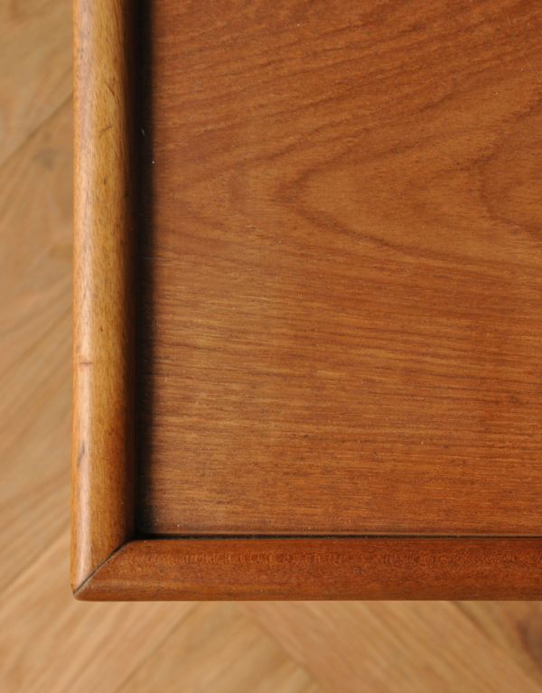 ロイドテーブル アンティーク家具 デンマークデザイナーのヴィンテージ家具、G-PLANのセンターテーブル。隅々までキレイにお手入れされています。(x-718-f-1)