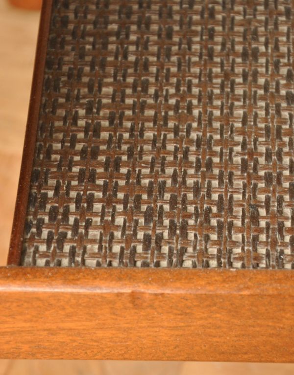 ロイドテーブル アンティーク家具 デンマークデザイナーのヴィンテージ家具、G-PLANのセンターテーブル。棚板は、籐の編み目で仕上がっています。(x-718-f-1)