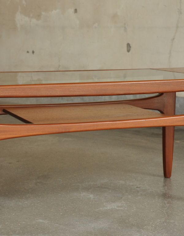 ロイドテーブル アンティーク家具 北欧スタイルのヴィンデージ家具、Gプランのコーヒーテーブル(棚付き)。脚元には、文庫本などが置いておけるのでとっても便利。(x-719-f)