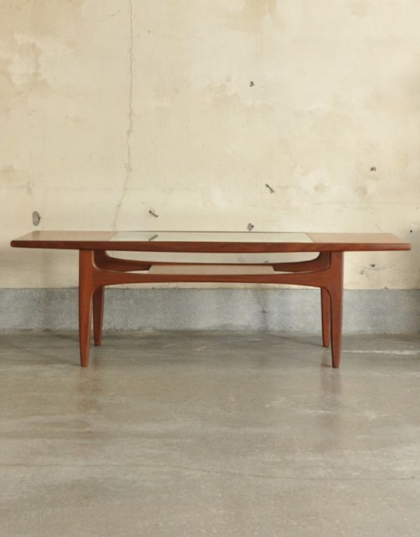 ロイドテーブル アンティーク家具 北欧スタイルのヴィンデージ家具、Gプランのコーヒーテーブル(棚付き)。パソコンを置いて、コーヒー片手にインターネットで調べ物なんて使い方も素敵ですね。(x-719-f)