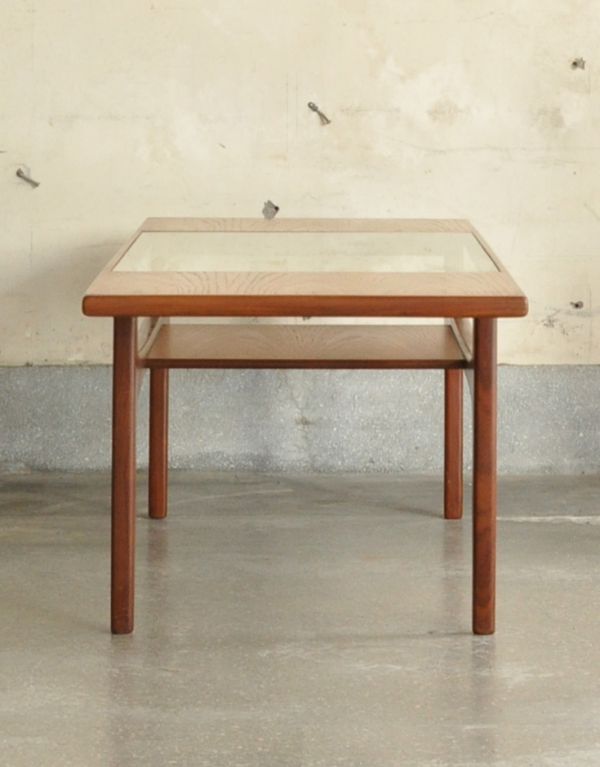 ロイドテーブル アンティーク家具 北欧スタイルのヴィンデージ家具、Gプランのコーヒーテーブル(棚付き)。サイドから見るとこんな感じです。(x-719-f)