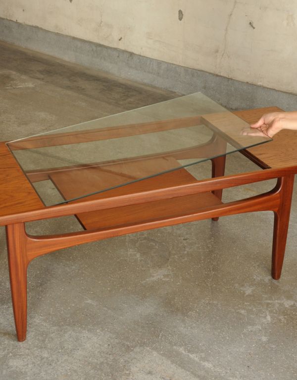 ロイドテーブル アンティーク家具 北欧スタイルのヴィンデージ家具、Gプランのコーヒーテーブル(棚付き)。ガラス部分は取り外しできるようになっているので、模様替えやお手入れの際も嬉しいですよね。(x-719-f)