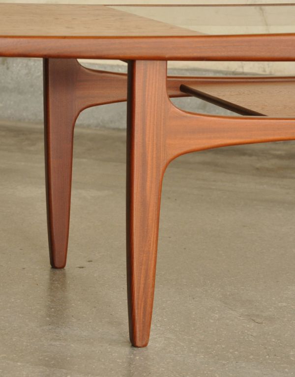 ロイドテーブル アンティーク家具 北欧スタイルのヴィンデージ家具、Gプランのコーヒーテーブル(棚付き)。脚はすらっとシンプルなデザインです。(x-719-f)