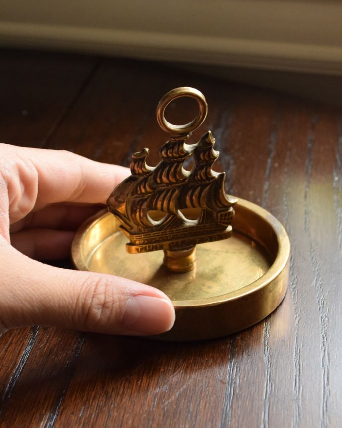 シルバーのテーブルウェア　アンティーク雑貨　英国アンティーク雑貨、真鍮製の帆船モチーフの小物入れ。隅々まで装飾が美しいデザインです。(x-719-z)