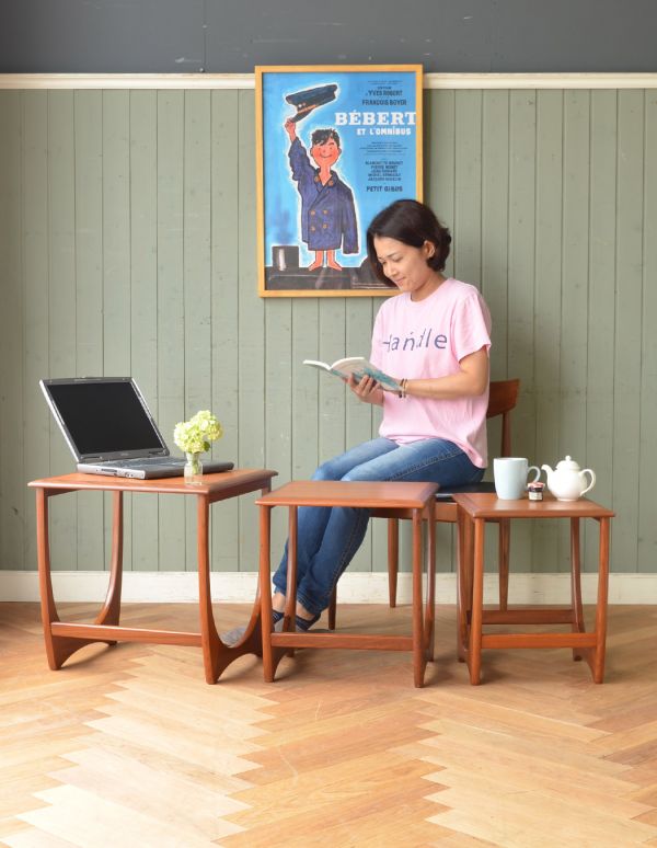 ロイドテーブル　アンティーク家具　ビンテージの北欧家具、カッコいいネストテーブル（G-plan）。大きいテーブルはソファの前に小さなテーブルはベッドの横にとお家の色々なところで役に立ってくれます。(x-720-f)