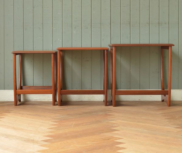 ロイドテーブル　アンティーク家具　ビンテージの北欧家具、カッコいいネストテーブル（G-plan）。大・中・小サイズのテーブルをセットでお届けします。(x-720-f)