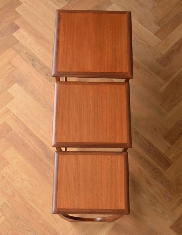 ロイドテーブル　アンティーク家具　ビンテージの北欧家具、カッコいいネストテーブル（G-plan）。モダンでかっこいいテーブルが３つセットで届きます。(x-720-f)