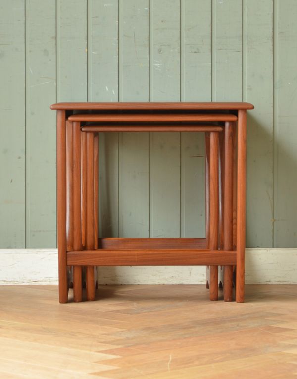 ロイドテーブル　アンティーク家具　ビンテージの北欧家具、カッコいいネストテーブル（G-plan）。繊細な形が美しい脚。(x-720-f)