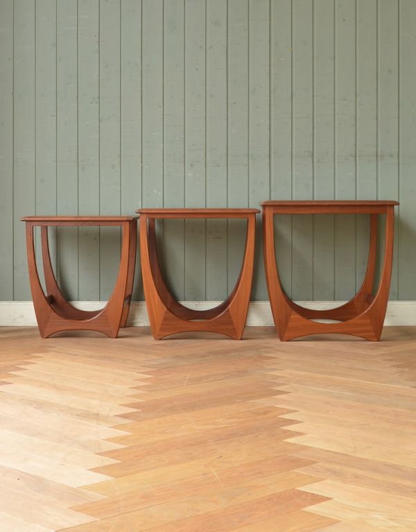 ロイドテーブル　アンティーク家具　ビンテージの北欧家具、カッコいいネストテーブル（G-plan）。専門の職人によってお直ししていますが、アンティークは新品ではありません。(x-720-f)