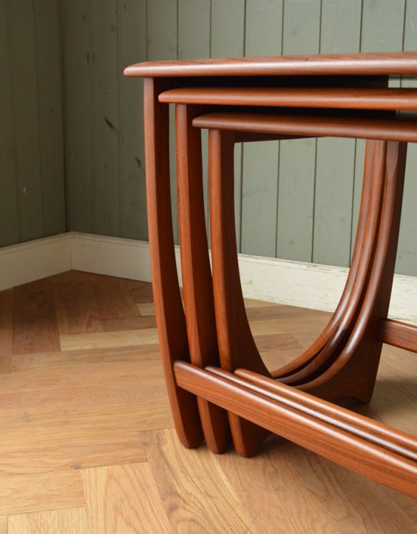 ロイドテーブル　アンティーク家具　ビンテージの北欧家具、カッコいいネストテーブル（G-plan）。スッキリとしたかっこいいデザイン。(x-720-f)