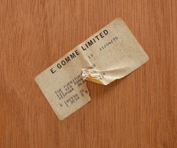 ロイドテーブル　アンティーク家具　ビンテージの北欧家具、カッコいいネストテーブル（G-plan）。E-gomme社の社名ステッカーが残っていました。(x-720-f)