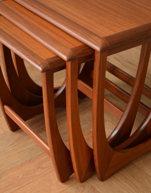 ロイドテーブル　アンティーク家具　ビンテージの北欧家具、カッコいいネストテーブル（G-plan）。このように美しく収納できます。(x-720-f)