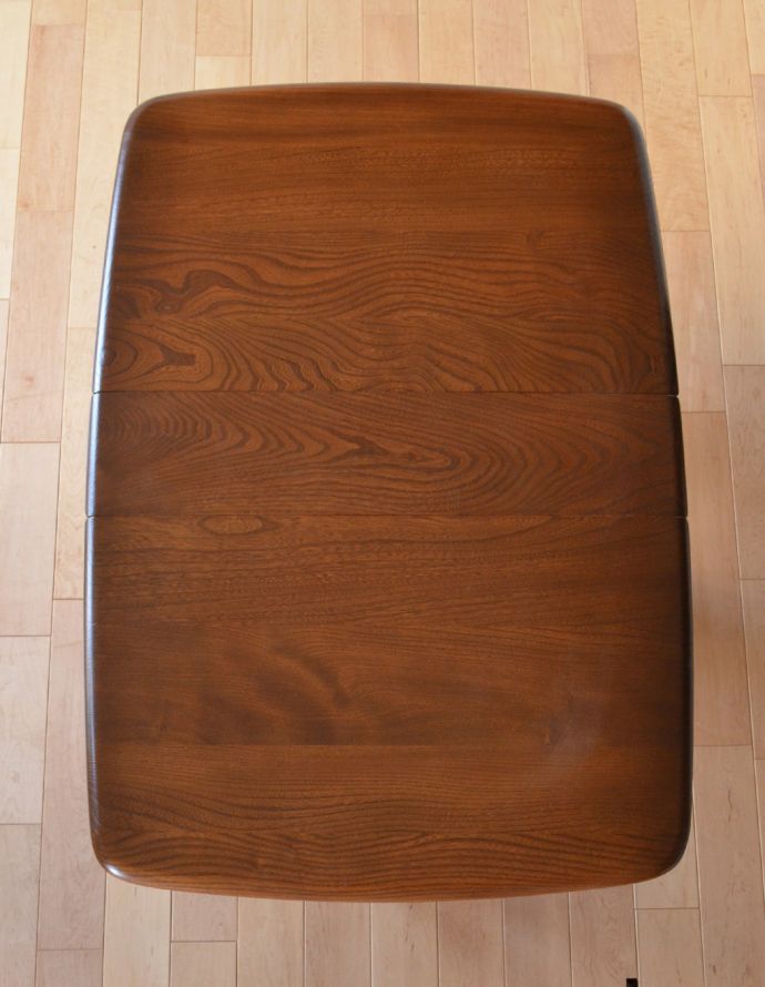 アーコールの家具　アンティーク家具　アーコール社のアンティーク家具、ドロップリーフ（伸張式）コーヒーテーブル。丸くて可愛い天板。(x-723-f-1)