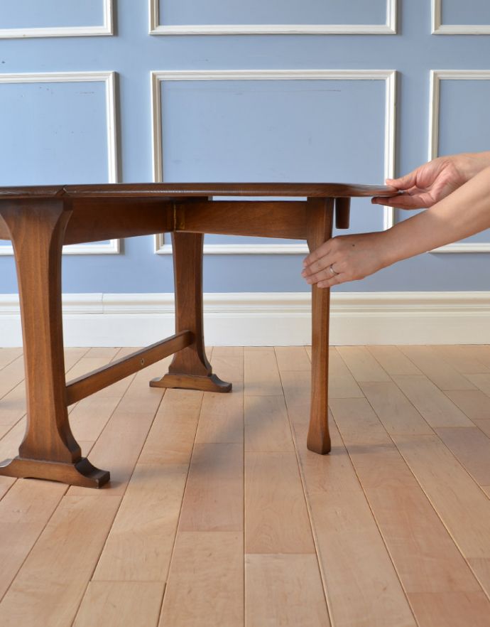 アーコールの家具　アンティーク家具　アーコール社のアンティーク家具、ドロップリーフ（伸張式）コーヒーテーブル。脚を引っ張り出すだけなので、組み立ても簡単！女性の力で大丈夫です。(x-723-f-1)