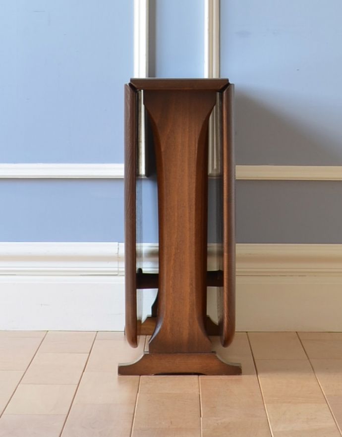 アーコールの家具　アンティーク家具　アーコール社のアンティーク家具、ドロップリーフ（伸張式）コーヒーテーブル。片側だけ閉じれば、壁につけてデスクとしても使えます。(x-723-f-1)