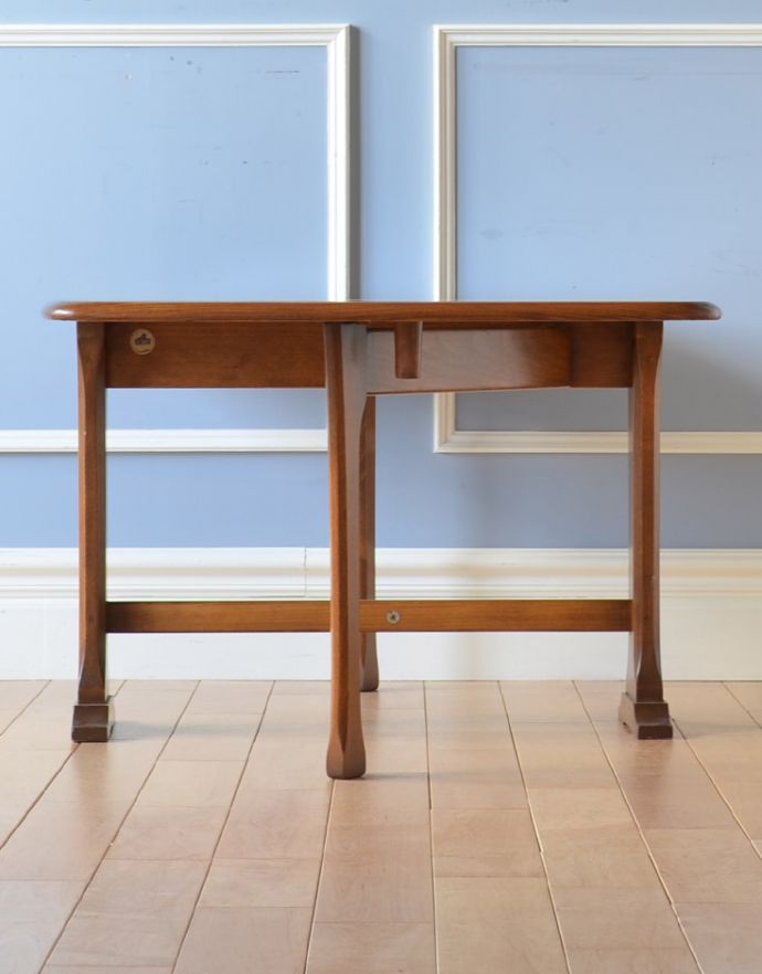 アーコールの家具　アンティーク家具　アーコール社のアンティーク家具、ドロップリーフ（伸張式）コーヒーテーブル。ちょっとした場所に広げられるので、お茶の時間にピッタリ！。(x-723-f-1)