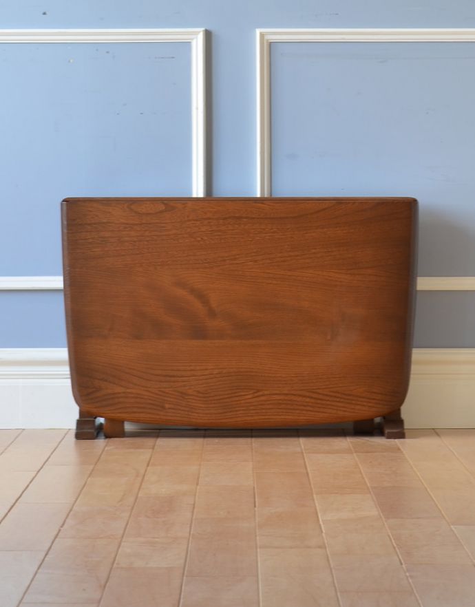 アーコールの家具　アンティーク家具　アーコール社のアンティーク家具、ドロップリーフ（伸張式）コーヒーテーブル。閉じるとこんなにコンパクトになるので、壁に付けて片付けることも可能です。(x-723-f-1)