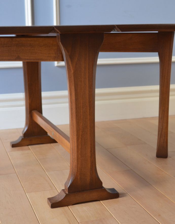 アーコールの家具　アンティーク家具　アーコール社のアンティーク家具、ドロップリーフ（伸張式）コーヒーテーブル。アーコールらしい美しくスマートな脚。(x-723-f-1)