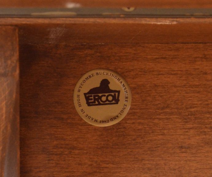 アーコールの家具　アンティーク家具　アーコール社のアンティーク家具、ドロップリーフ（伸張式）コーヒーテーブル。アーコールのタグが残っていました。(x-723-f-1)