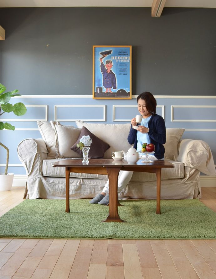 アーコールの家具　アンティーク家具　アーコール社のアンティーク家具、ドロップリーフ（伸張式）コーヒーテーブル。どんなテイストにもマッチしてしまうのが、このアーコールのコーヒーテーブルです。(x-723-f-1)