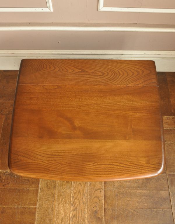 アーコールの家具　アンティーク家具　アーコール社のアンティーク家具、ドロップリーフ（伸張式）コーヒーテーブル。片側を閉じた状態にすると、壁付けにすることができます。(x-723-f-1)