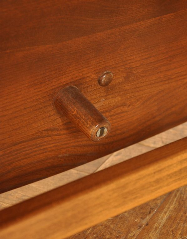 アーコールの家具　アンティーク家具　アーコール社のアンティーク家具、ドロップリーフ（伸張式）コーヒーテーブル。天板折りたたみ部分の裏面に、脚と接着させる為の磁石が付いています。(x-723-f-1)