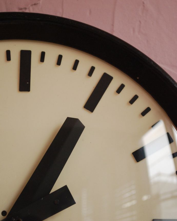 アンティーク その他の雑貨 アンティーク雑貨 Pragotron(パラゴトロン)社のインダストリアルなアンティーク壁掛け時計(ブラック)。アンティークのため、多少のキズや汚れがある場合がありますが、使用上問題はありませんので、ご了承下さい。(x-723-z)