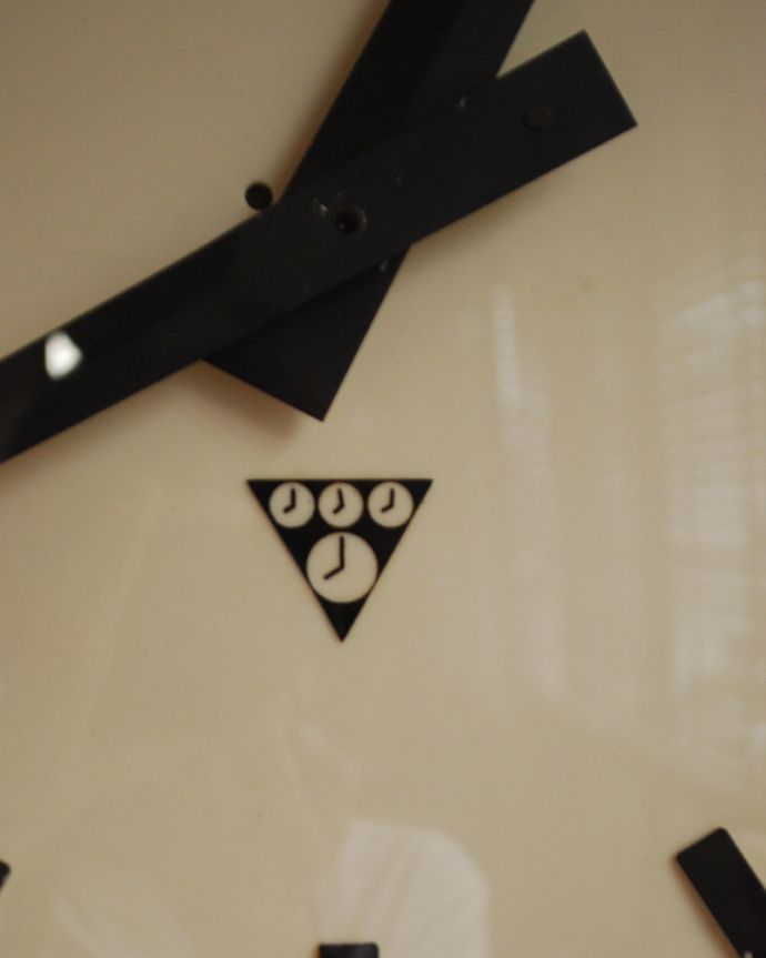 アンティーク その他の雑貨 アンティーク雑貨 Pragotron(パラゴトロン)社のインダストリアルなアンティーク壁掛け時計(ブラック)。パラゴトロン社のマークも残っています。(x-723-z)