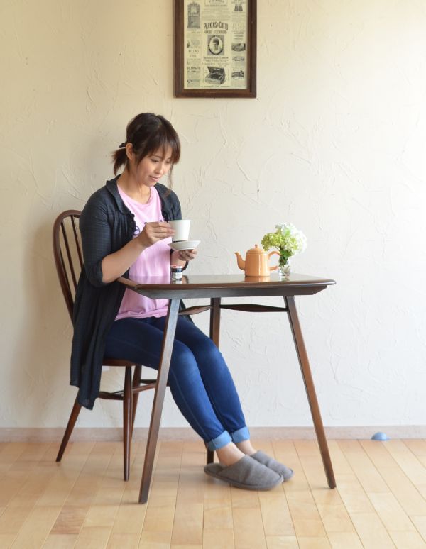 アーコールの家具 アンティーク家具 アンティークのアーコール家具、継ぎ足し用のエンドテーブル(サイドテーブル)。可愛いテーブルに食器が並ぶと、お家でカフェ気分を味わえます。(x-724-f)