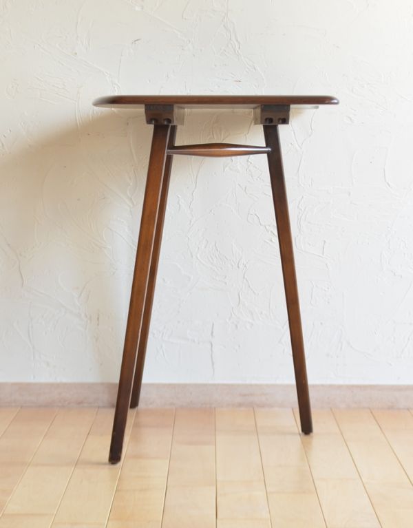 アーコールの家具 アンティーク家具 アンティークのアーコール家具、継ぎ足し用のエンドテーブル(サイドテーブル)。横から見てもスッキリとしたシルエットです。(x-724-f)