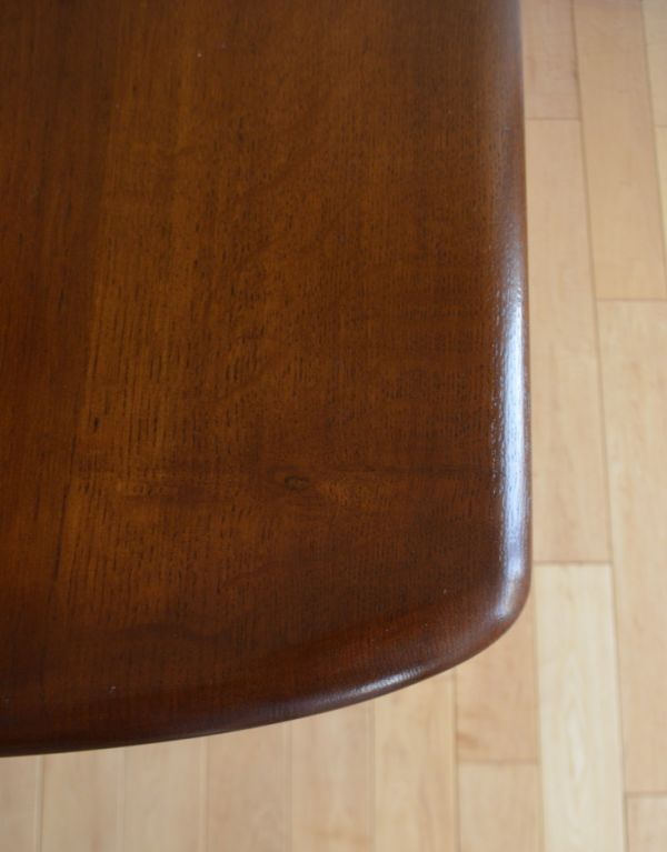 アーコールの家具 アンティーク家具 アンティークのアーコール家具、継ぎ足し用のエンドテーブル(サイドテーブル)。角が丸いので小さなお子様がいるお家でも安心してお使いいただけます。(x-724-f)